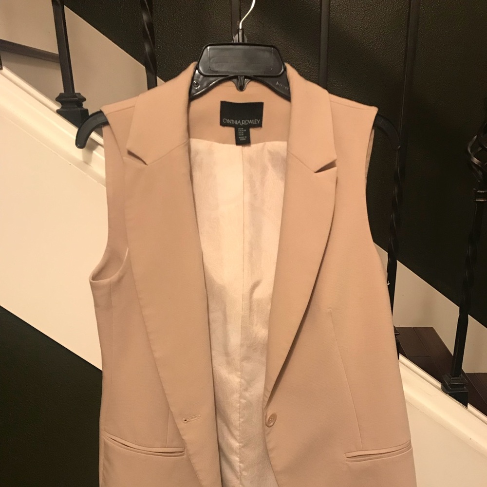 Long line sleeveless blazer